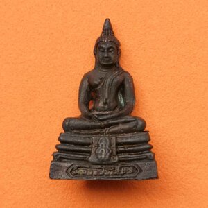 รูปหล่อหลวงพ่อโสธร หลังลายเซ็น พระพรหมคุณาภรณ์ รุ่นสร้างพระอุโบสถ ปี 2535 เนื้อทองแดงรมดำ สูง 2.1 เซน พร้อมกล่องเดิม