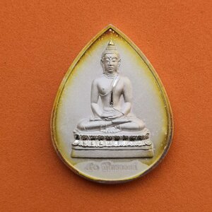 เหรียญพระพุทธรัตนมงคลสกลประชานาถมุนี เนื้อเงิน สูง 3 เซน จัดสร้างเนื่องในวโรกาศเฉลิมพระชนมพรรษา 84 พรรษา และครบรอบ 50 ปี ไทยออยล์ สมเด็จพระญาณสังวร สมเด็จพระสังฆราช เสด็จเป็นประธาน ประกอบพิธีพุทธาภิเษก ณ วัดบวรนิเวศวิหาร พศ 2554