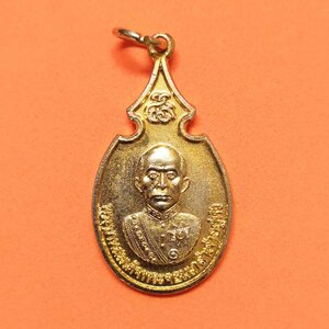 เหรียญ รัชกาลที่ 4 ที่ระลึกในการบูรณะปฏิสังขรณ์องค์เจดีย์ พระธาตุจอมเพชร พระนครคีรี จังหวัดเพชรบุรี พศ 2530 เหรียญกะไหล่ทอง สูง 3 เซน