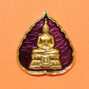 เหรียญใบโพธิ์ พระพุทธพรรณีศรีธรรมไภสัช เฉลิมพระเกียรติพระบาทสมเด็จพระเจ้าอยู่หัว รัชกาลที่ 9 เนื่องโอกาสพระชนมพรรษา 84 พรรษา พศ 2555 เนื้อกะไหล่ทองลงยา สูง 2.6 เซน