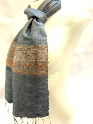 ผ้าพันคอสายฝนปลายผืนผ้า ไหมแท้เหมาะเป็นของขวัญ ของฝากทุกเทศกาล ผลิตภัณฑ์ชุมชน