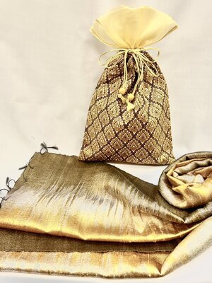 ผ้าคลุมไหล่ไหมแท้ ลายน้ำไหลซิกแซกโมเดิร์นๆ พร้อมถุงผ้าลายไทย