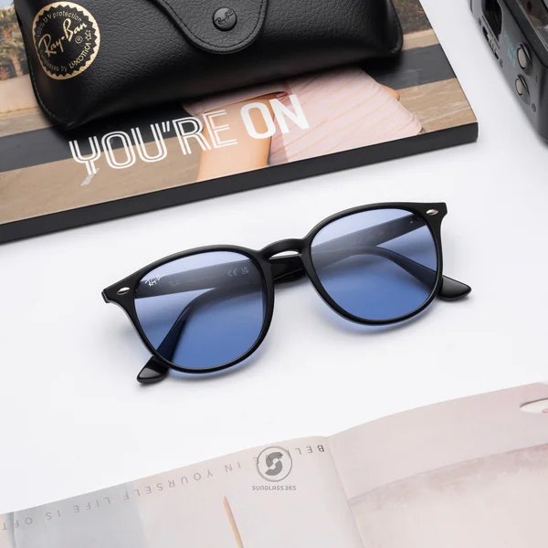 แว่นกันแดด Ray-Ban RB4259F 601/80 Black / Blue Classic